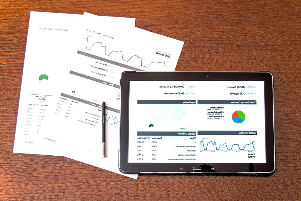 Compact and versatile 2-in-1 tablet device with keyboard